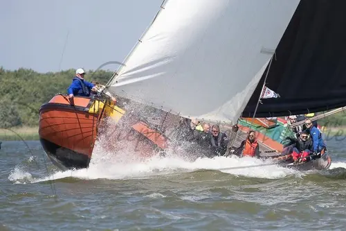 Skûtsje Ierdswel in actie op het water