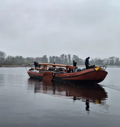 Skûtsje Ierdswel in de haven